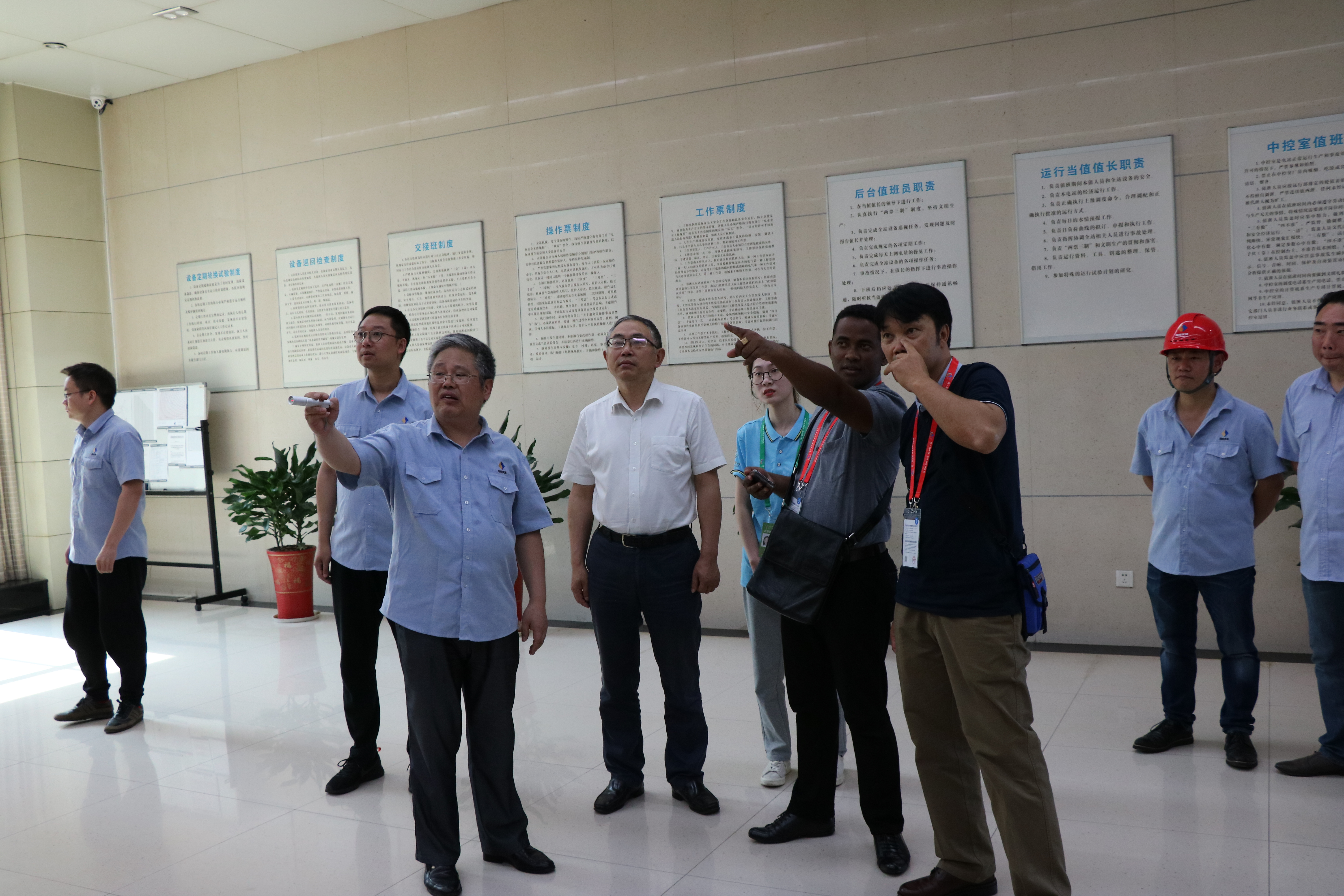 中非經(jīng)貿博覽會馬達加斯加共和國參會人員參觀株洲航電分公司